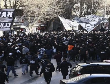 Θεσσαλονίκη: Οπαδοί του ΠΑΟΚ πραγματοποίησαν πορεία στο κέντρο της πόλης